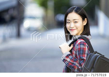バックパックを肩にかけたカメラ目線の若い女性 バックパックを肩にかけたカメラ目線の若い女性 71757019