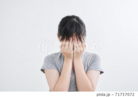顔を隠す日本人女子中学生 顔を隠す日本人女子中学生 71757072