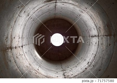 円柱状のコンクリート建造物 71757580