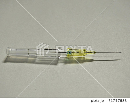 サーフロー針 留置針 点滴 サイズ24g 黄色 の写真素材