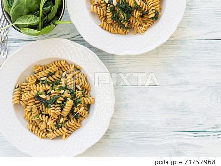 Whole grain pasta with spinach and pine nuts 71757968
