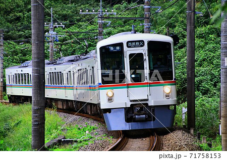 秩父路を行くクロスシート列車・西武鉄道4000系 71758153