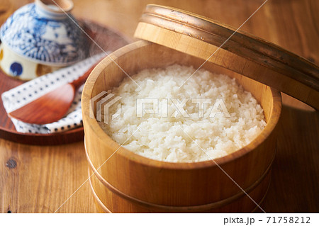 お櫃に入った炊きたてのご飯 71758212