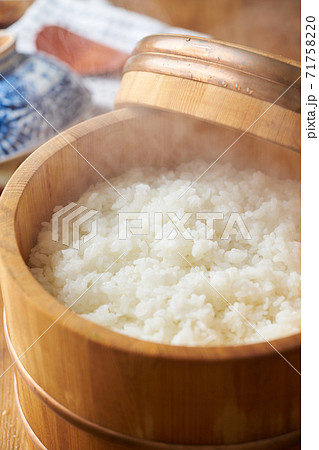 お櫃に入った炊きたてのご飯 71758220