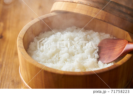 お櫃に入った炊きたてのご飯 71758223