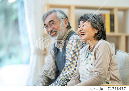 シニア夫婦 シニア夫婦 71758437