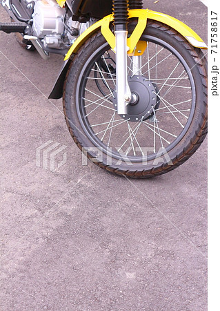 バイクの前輪 バイクの前輪 71758617
