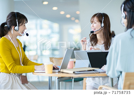 働く女性 ビジネスウーマン 女性ビジネスマン 働く女性 ビジネスウーマン 女性ビジネスマン 71758735