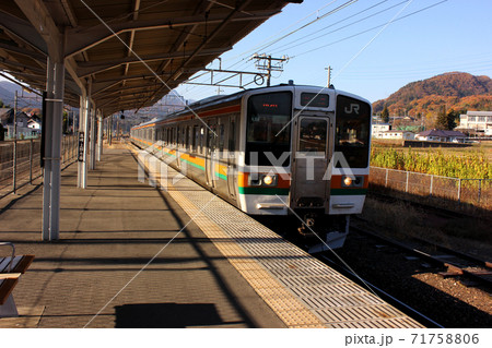 上越線後閑駅の上りホームに入線する高崎行電車（5） 71758806
