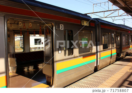 上越線後閑駅の上りホームに停車中の高崎行電車 上越線後閑駅の上りホームに停車中の高崎行電車 71758807