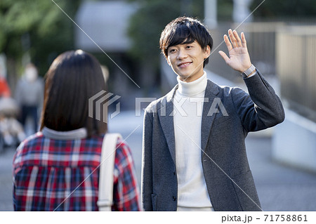 若い男女　待ち合わせ　イメージ 71758861