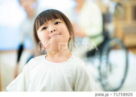 孫と遊ぶおばあちゃん 老人ホーム 孫と遊ぶおばあちゃん 老人ホーム 71758920