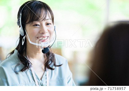 働く女性　ビジネスウーマン　女性ビジネスマン 71758957