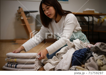 家事に疲れた女性 71759297