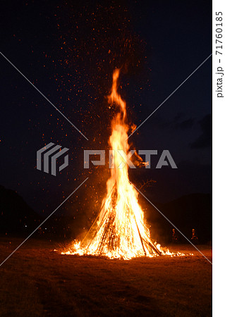 鬼火炊きの燃え盛る炎 71760185