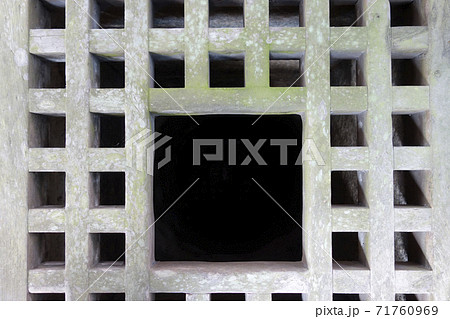 京都　龍安寺　古井戸の蓋 71760969