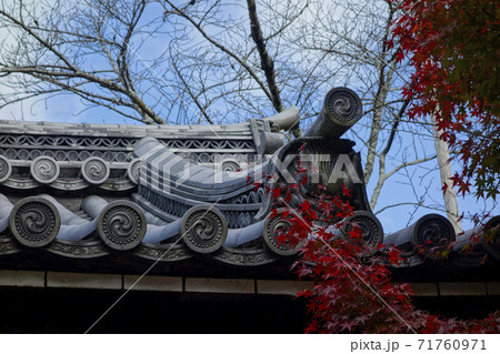 京都　龍安寺　秋の季節　鬼瓦 71760971