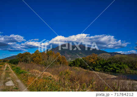 秋空に青い空と雲 筑波山の雄大な景色の写真素材