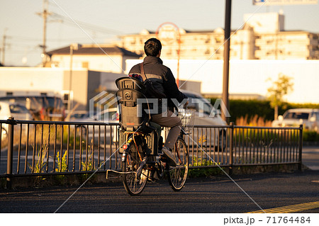 自転車でお出迎えする父親 71764484
