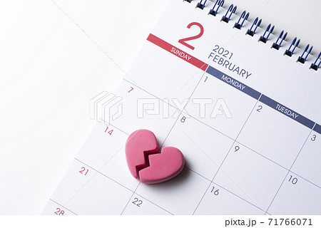 バレンタインデー撃沈砕けたハート 71766071