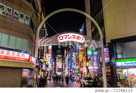 日本の東京都市景観　池袋駅西口のロマンス通りなどを望む（夜景） 71766113