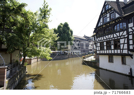 ストラスブールの街並み　イル川 71766683