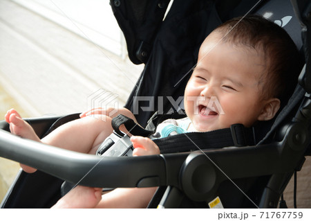 ベビーカーに乗る赤ちゃん 71767759