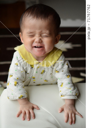 つかまり立ちをして ご機嫌な赤ちゃんの写真素材 つかまり立ちをして ご機嫌な赤ちゃんの写真素材