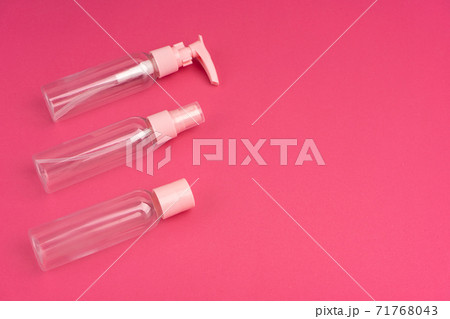 A kit of plastic containers for transportation of shampoos, creams and cosmetics in travel 71768043