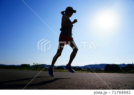 河川敷をジョギングする女性 河川敷をジョギングする女性 71768992