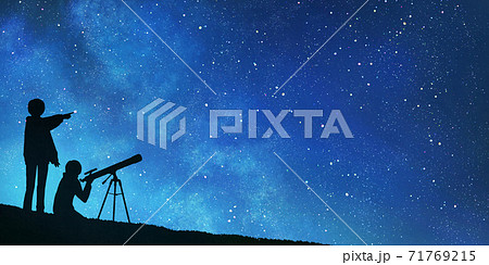 天体観測をする人々のイラスト 満天の星空のイラスト素材 71769215 Pixta
