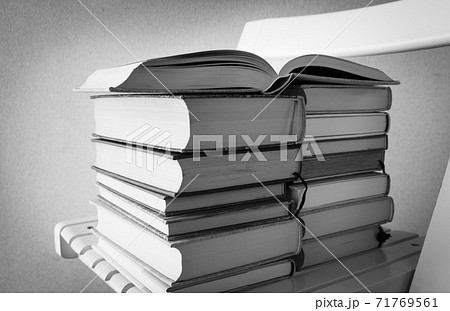 椅子に積んだ本 読書 小説 書籍 出版物 積読 図書 ハードカバー 椅子に積んだ本 読書 小説 書籍 出版物 積読 図書 ハードカバー 71769561
