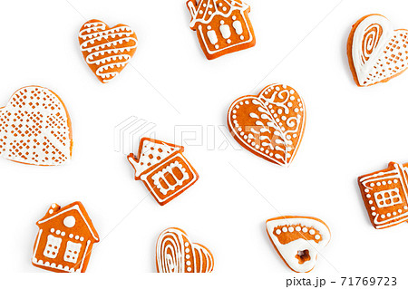 gingersnap cookie in form of heart isolated on white background gingersnap cookie in form of heart isolated on white background 71769723