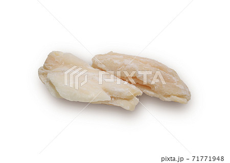 冷凍したタラの切り身 71771948