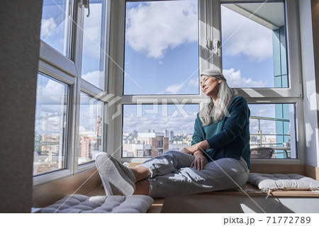 Woman sitting at the floor Woman sitting at the floor 71772789
