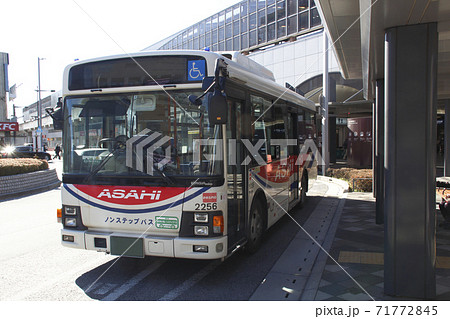 越谷駅東口に停車中の朝日バス 越谷駅東口に停車中の朝日バス 71772845