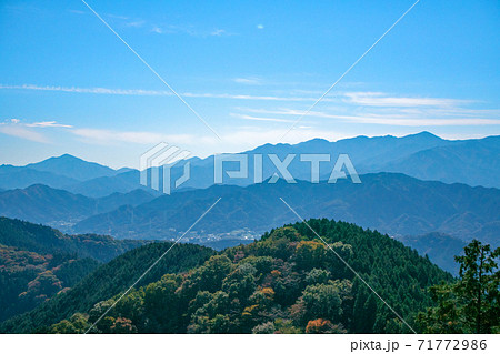 東京都　都立高尾陣場自然公園　景信山・山頂から丹沢山塊の眺め 71772986