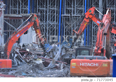 物流センターの解体 大型重機の作業風景の写真素材