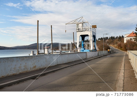 Dam and crane structure on a reservoir 71773086