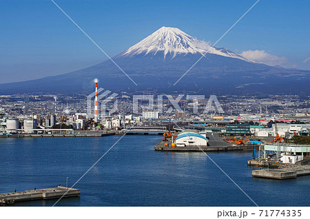 静岡県/ 田子の浦港と富士山 71774335