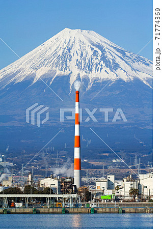 静岡県/ 田子の浦港と富士山 71774369