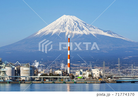静岡県/ 田子の浦港と富士山 静岡県/ 田子の浦港と富士山 71774370