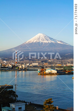 静岡県/ 夕暮れ時の田子の浦港と富士山 71774469