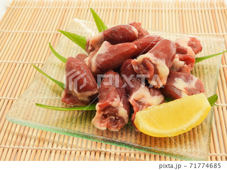 鶏肉希少部位 ハツの盛りつけ 71774685