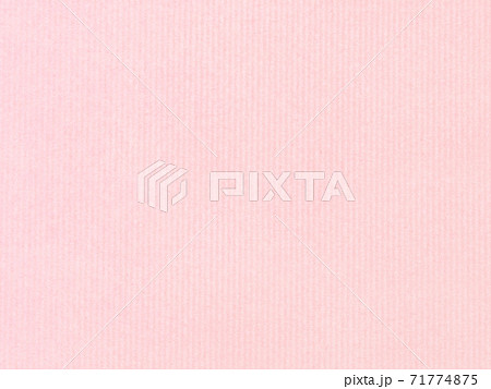ピンク色の紙のテクスチャ素材　薄いストライプ 71774875
