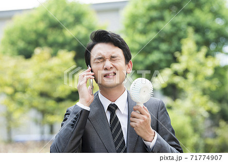 ビジネスマン  夏　小型扇風機 71774907