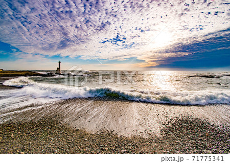 茨城県大洗町の海にある秋空の下の磯浜灯柱 茨城県大洗町の海にある秋空の下の磯浜灯柱 71775341