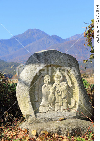 晩秋の安曇野　道祖神と常念岳 71775874