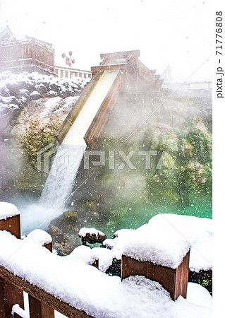 冬の雪降る群馬県草津町にある草津温泉の湯畑 71776808