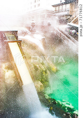 冬の雪降る群馬県草津町にある草津温泉の湯畑 71776812